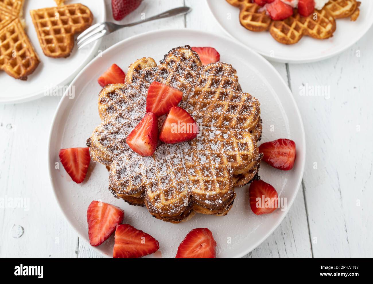 Waffelstapel mit frischen Erdbeeren auf weißem Hintergrund von oben Stockfoto