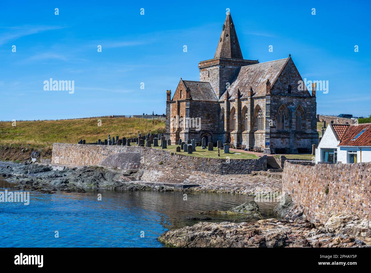 Blick auf die St. Monans Parish Church, bekannt als „Auld Kirk“, in der malerischen Küstenstadt St. Monans in East Neuk of Fife, Schottland, Großbritannien Stockfoto