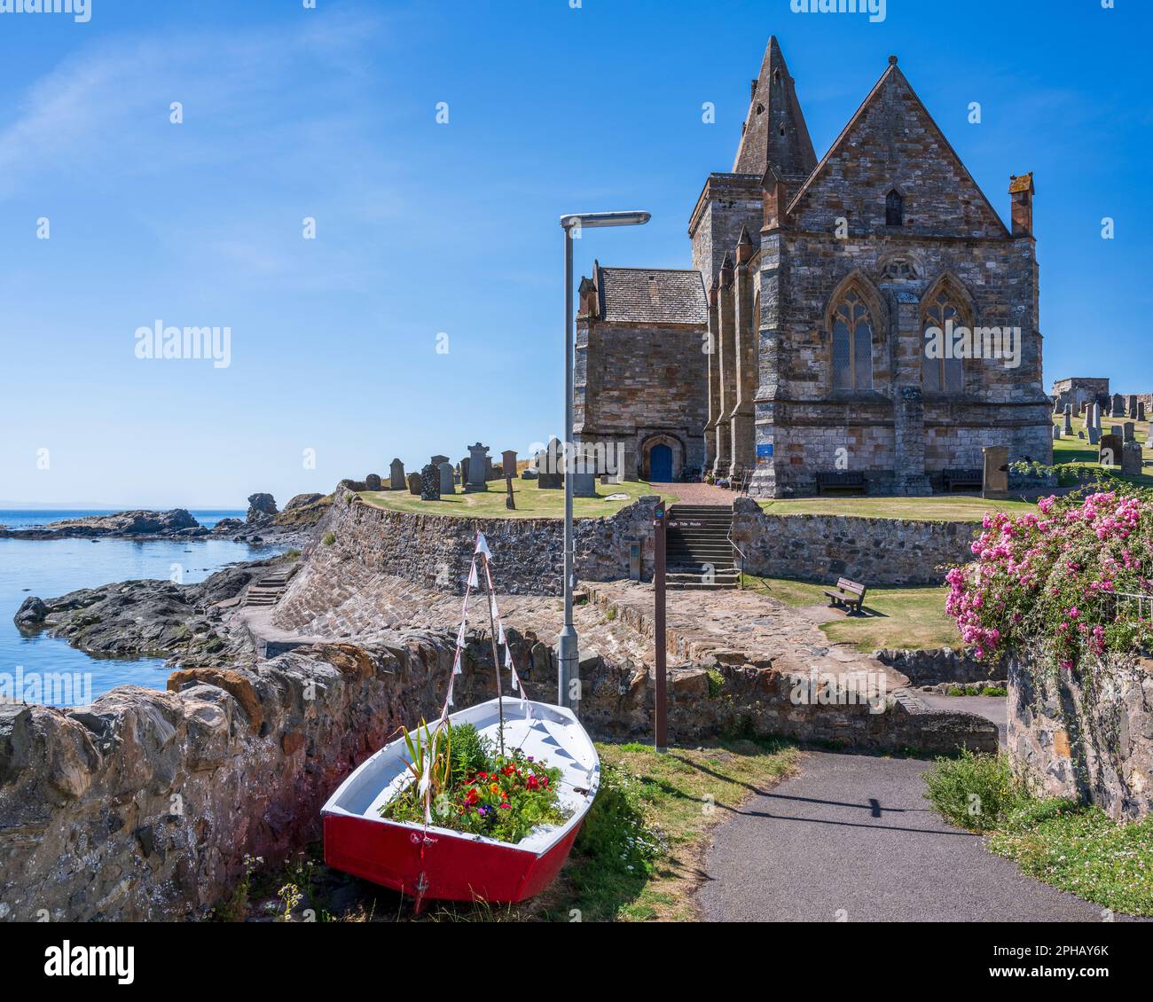 St Monans Parish Church, bekannt als „Auld Kirk“ mit Blumenboot im Vordergrund in der Küstenstadt St. Monans in East Neuk of Fife, Schottland, Großbritannien Stockfoto
