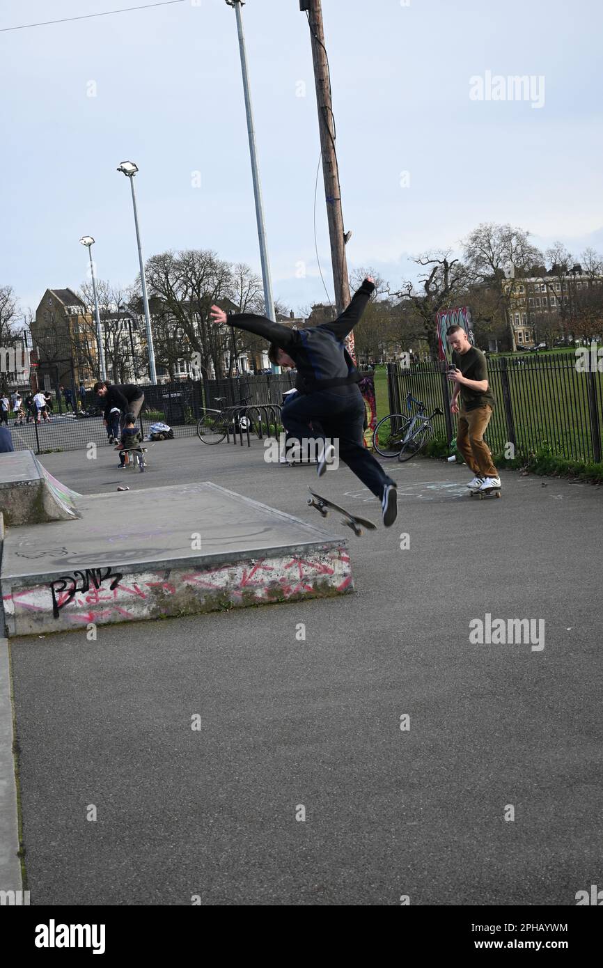Draußen Basketball spielen und Skaten Stockfoto