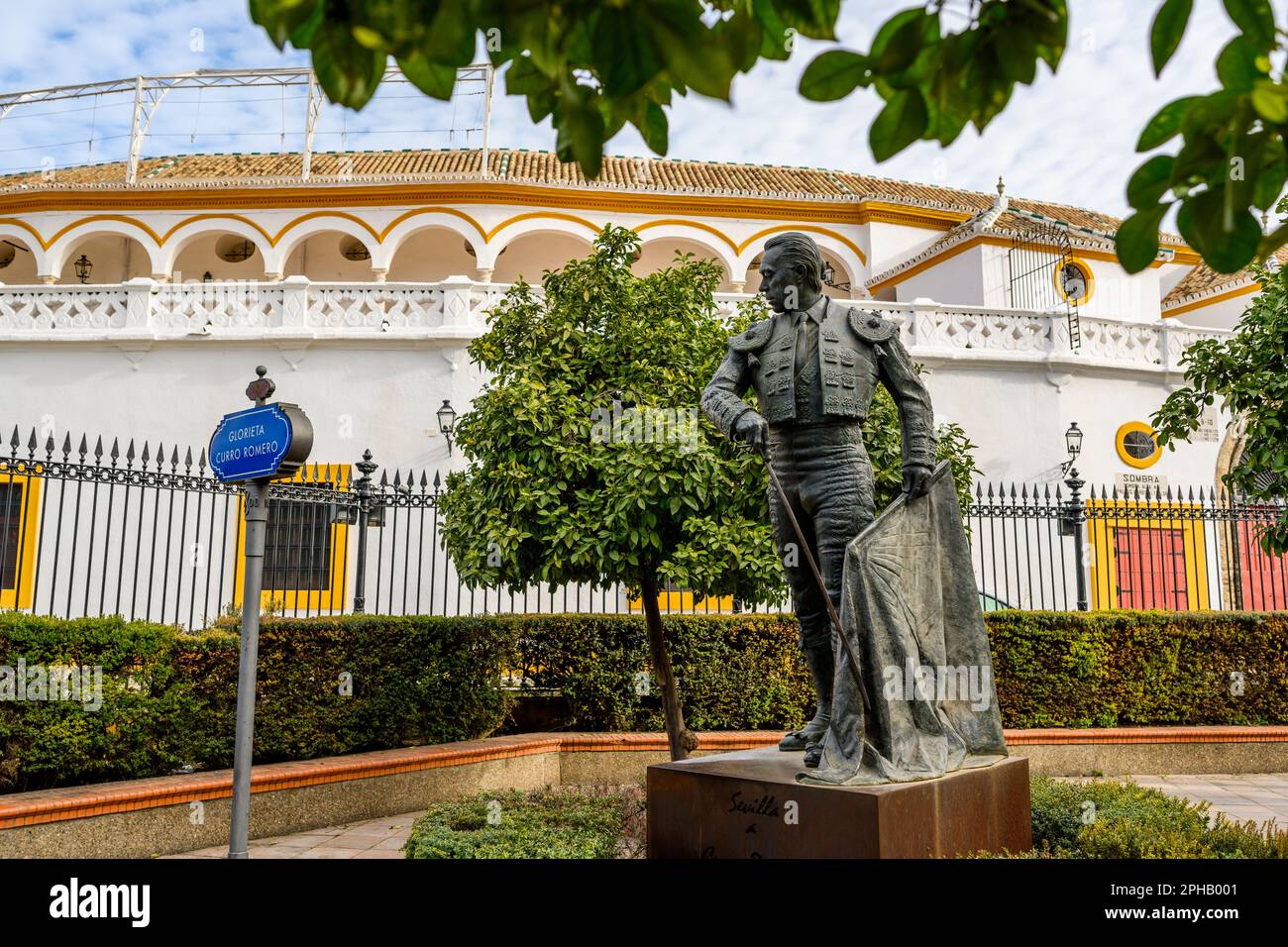 Sevilla, Spanien - 4. März 2023. Die Statue des berühmten spanischen Stierkämpfers Curro Romero vor der Plaza de Toros de la Real Maestranza de Caballeria d Stockfoto