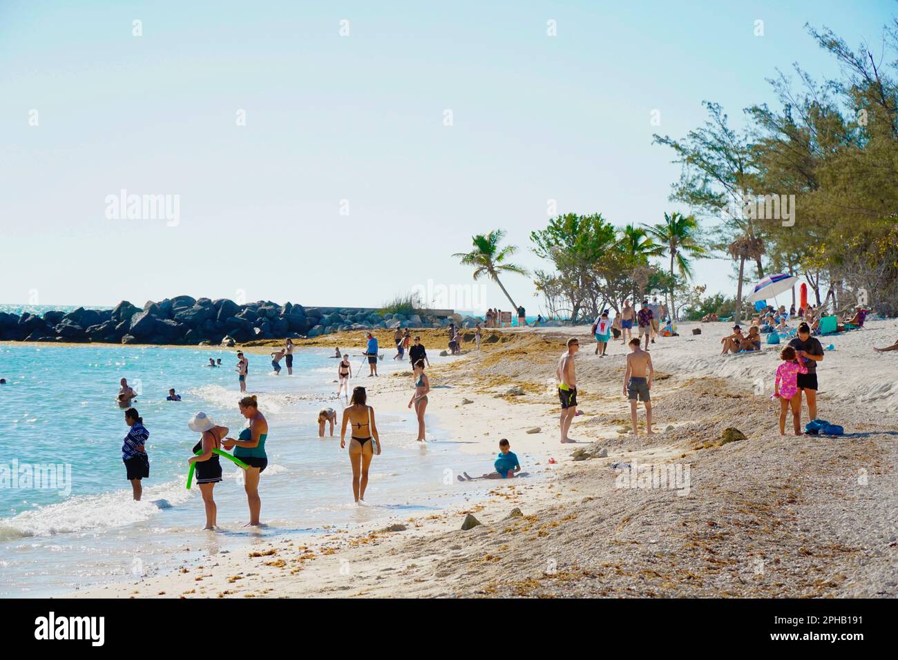 Ein Haufen Leute genießen den Tag an einem Strand in Key West, Florida. Stockfoto