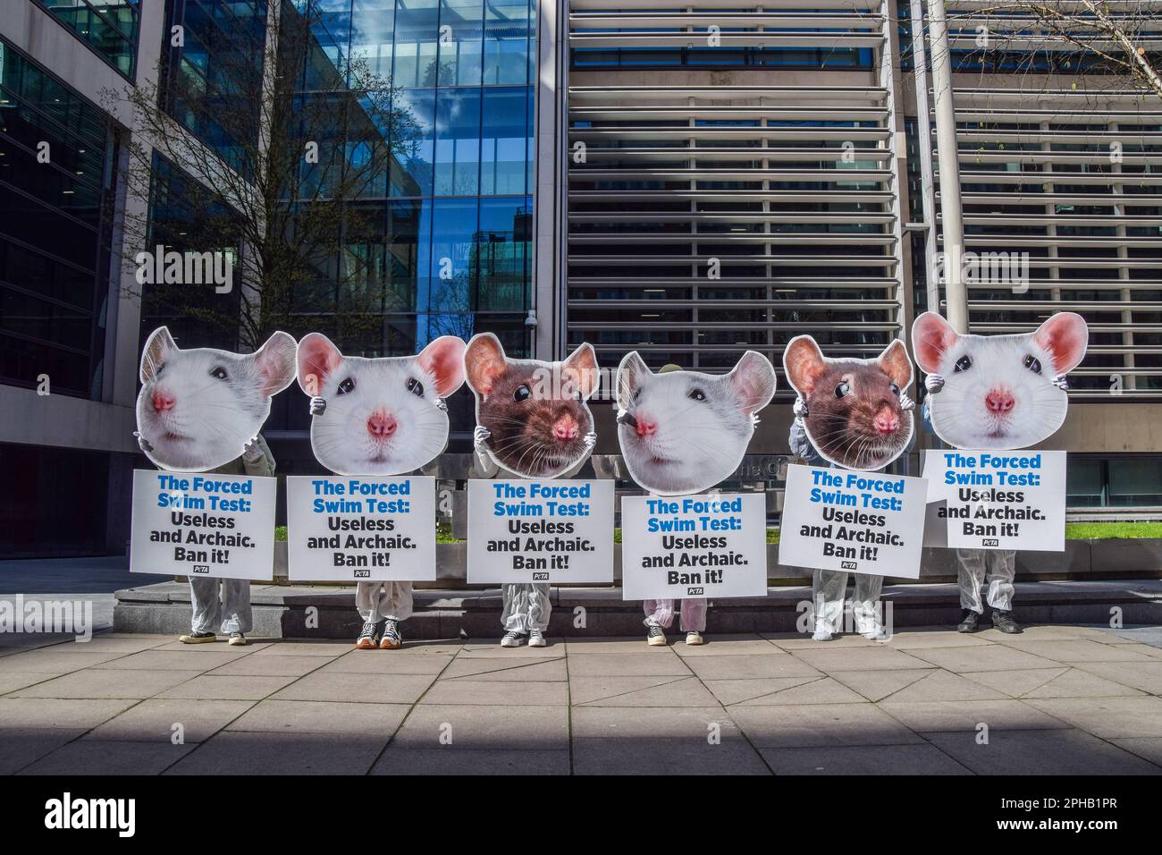 London, Großbritannien. 27. März 2023. PETA-Aktivisten halten während der Demonstration außerhalb des Innenministeriums, das für die Regulierung von Tierversuchen verantwortlich ist, riesige Mäuse- und Rattenmasken und Plakate gegen erzwungene Schwimmversuche. PETA (People for the Ethical Treatment of Animals) fordert die britische Regierung auf, eine Politik einzuführen, die erzwungene Schwimmversuche mit Mäusen und Ratten verbietet, die die Tierschutzorganisation als "grausam", "nutzlos" und "archaisch" bezeichnet. Kredit: SOPA Images Limited/Alamy Live News Stockfoto