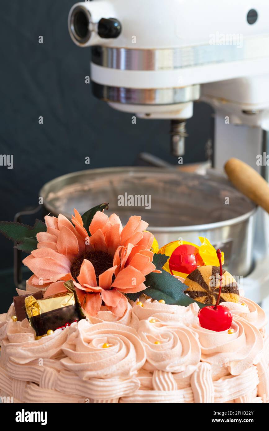 Korbförmiger Kuchen mit Süßigkeiten, Keksen und Blumen. Ostern markiert das Ende der Heiligen Woche, in den USA als Spring Break bekannt Stockfoto