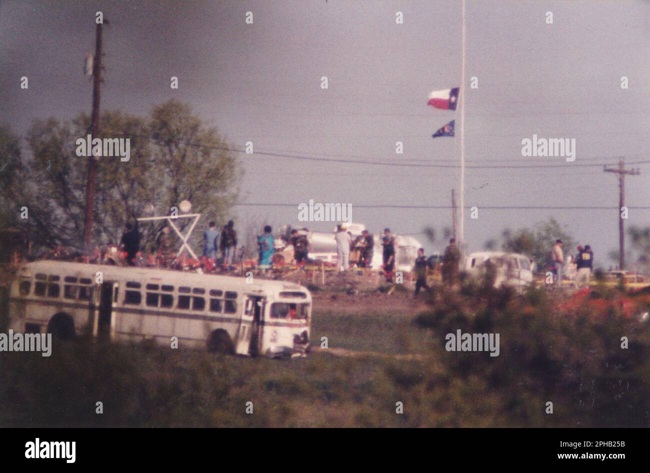Waco, Texas, USA, 21. April 1993: Bundesagenten untersuchen den Tatort auf dem Gelände von Branch Davidian zwei Tage, nachdem ein verheerender Brand 76 Mitglieder getötet hatte, die sich auf dem Grundstück des religiösen Kult verschanzten und eine 51-tägige Pattsituation mit den Bundesbehörden beendeten. ©Bob Daemmrich Stockfoto