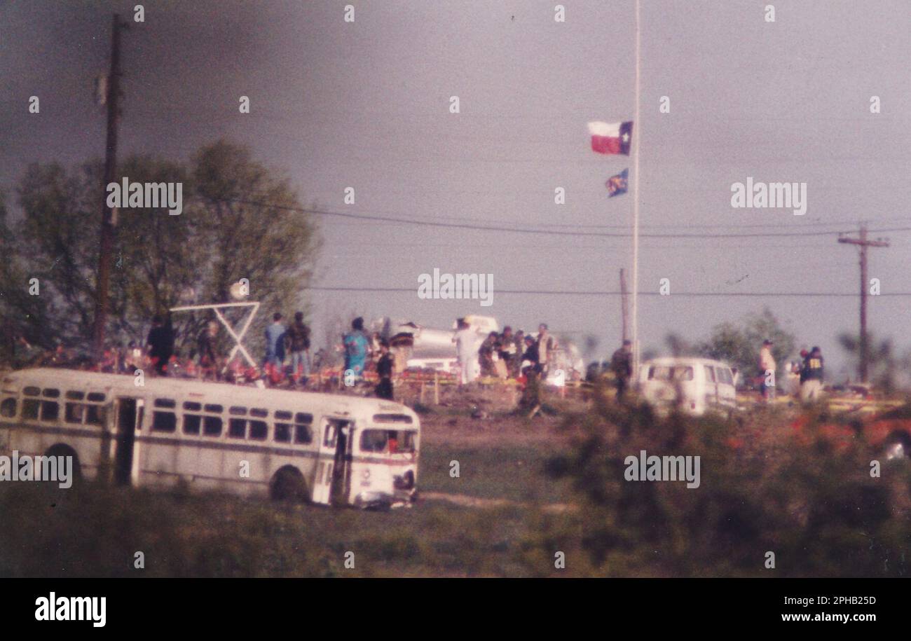 Waco, Texas, USA, 21. April 1993: Bundesagenten untersuchen den Tatort auf dem Gelände von Branch Davidian zwei Tage, nachdem ein verheerender Brand 76 Mitglieder getötet hatte, die sich auf dem Grundstück des religiösen Kult verschanzten und eine 51-tägige Pattsituation mit den Bundesbehörden beendeten. ©Bob Daemmrich Stockfoto