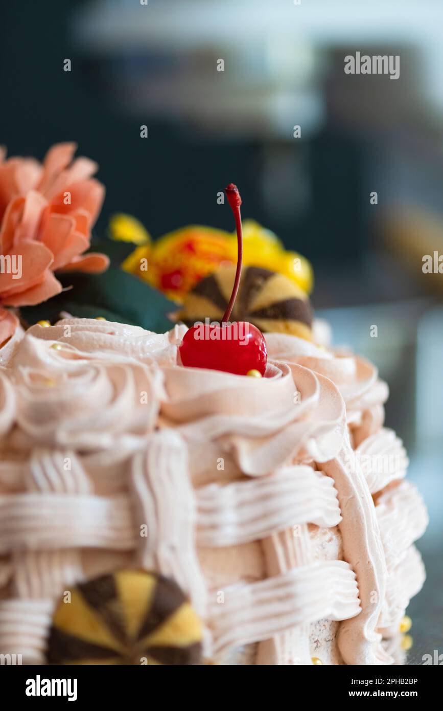 Korbförmiger Kuchen mit Süßigkeiten, Keksen und Blumen. Ostern markiert das Ende der Heiligen Woche, in den USA als Spring Break bekannt Stockfoto