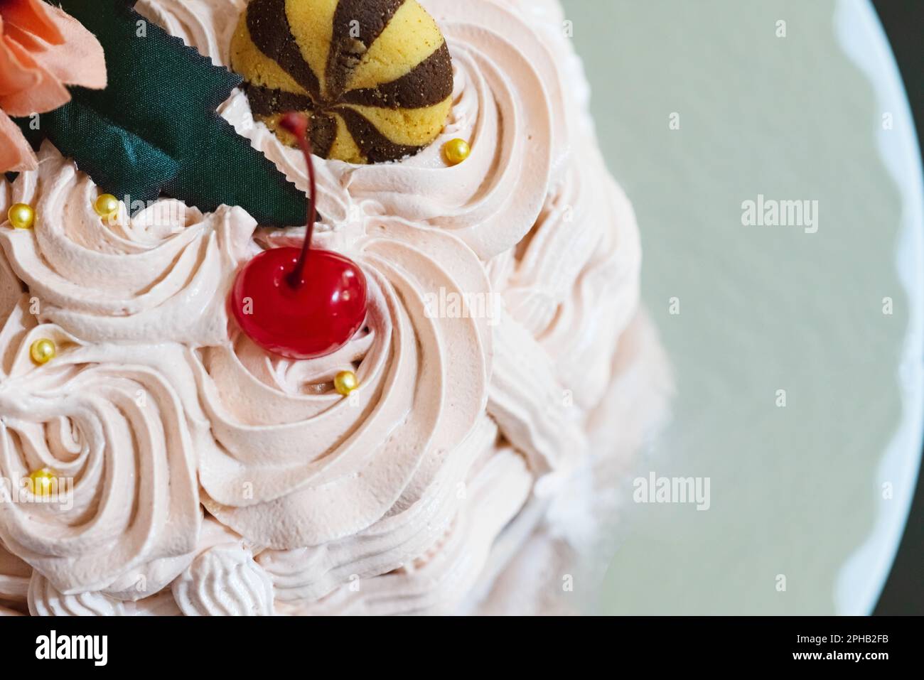 Korbförmiger Kuchen mit Süßigkeiten, Keksen und Blumen. Ostern markiert das Ende der Heiligen Woche, in den USA als Spring Break bekannt Stockfoto
