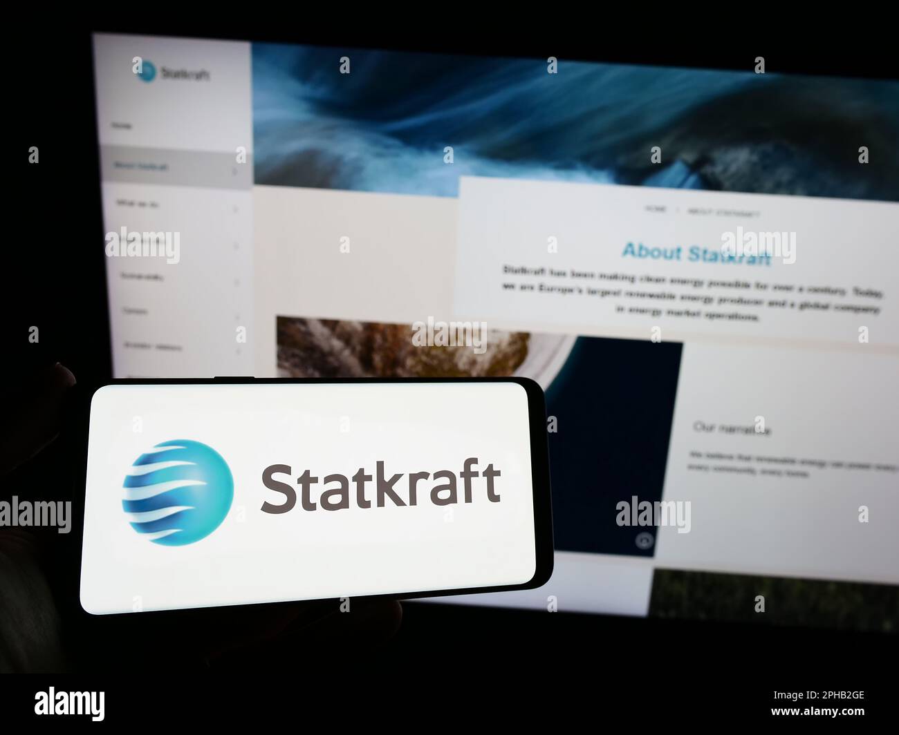 Person, die ein Smartphone mit dem Logo des norwegischen Wasserkraftunternehmens Statkraft AUF dem Bildschirm vor der Website hält. Konzentrieren Sie sich auf das Display des Telefons. Stockfoto