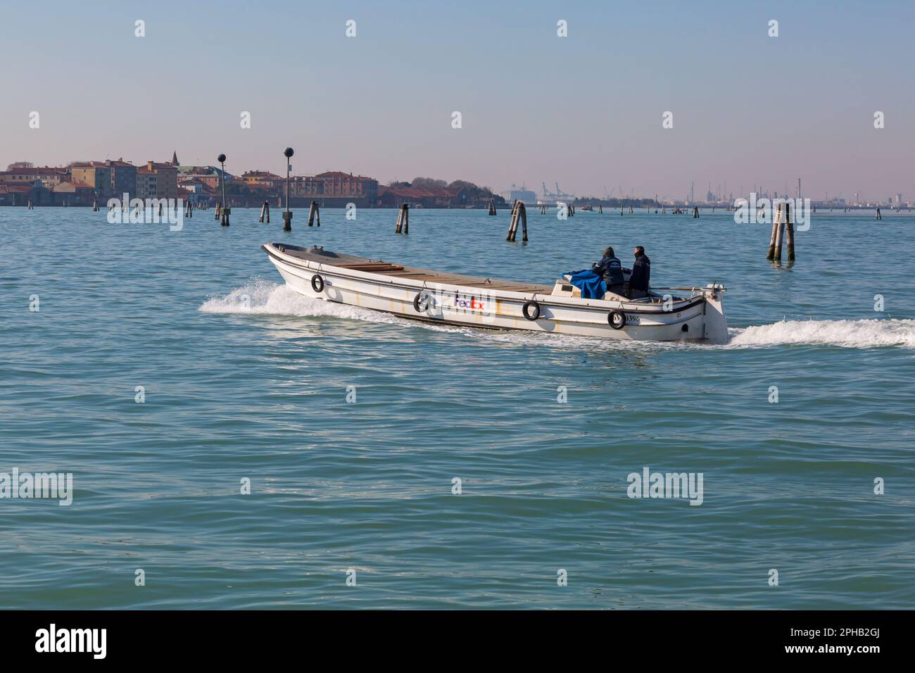 FedEx-Boot in Venedig, Italien im Februar Stockfoto