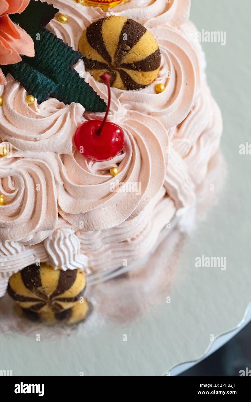 Korbförmiger Kuchen mit Süßigkeiten, Keksen und Blumen. Ostern markiert das Ende der Heiligen Woche, in den USA als Spring Break bekannt Stockfoto