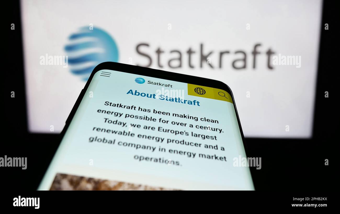 Mobiltelefon mit Website des norwegischen Wasserkraftunternehmens Statkraft AUF dem Bildschirm vor dem Firmenlogo. Fokus auf oberer linker Seite des Telefondisplays. Stockfoto