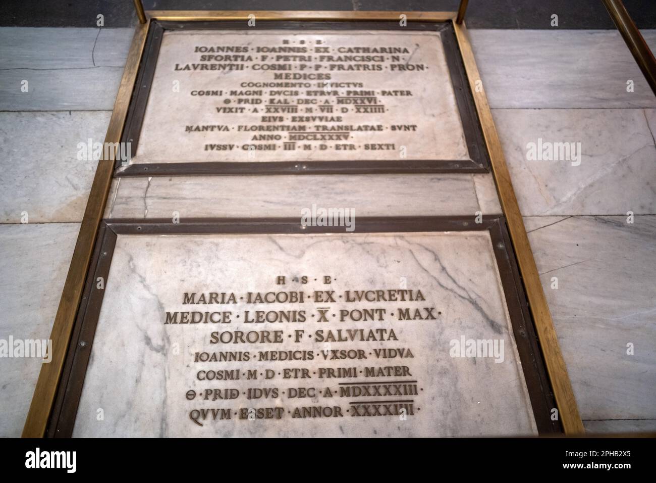 Medici-Gräber in der Krypta der Medici-Kapelle in San Lorenzo in Florenz. Stockfoto