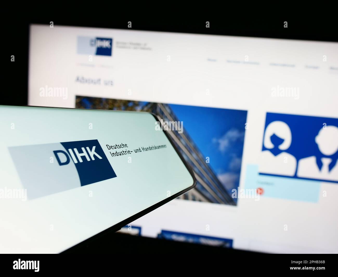 Smartphone mit Logo der Deutschen Industrie- und Handelskammer (DIHK) auf dem Bildschirm vor der Website. Fokus auf die Mitte rechts des Telefondisplays. Stockfoto