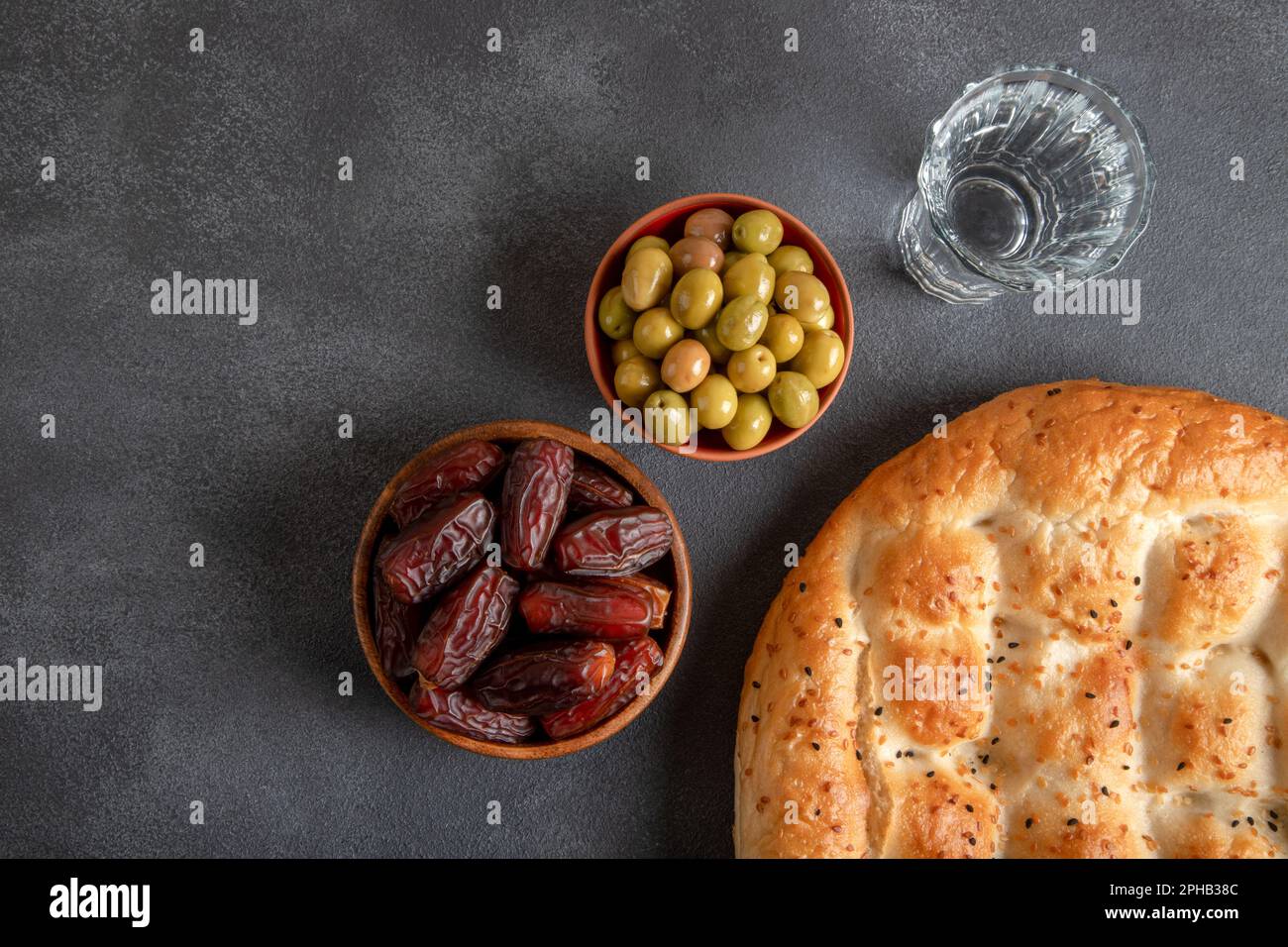 Traditioneller iftar Tisch mit Datteln, Pita, grünen Oliven, Draufsicht Stockfoto