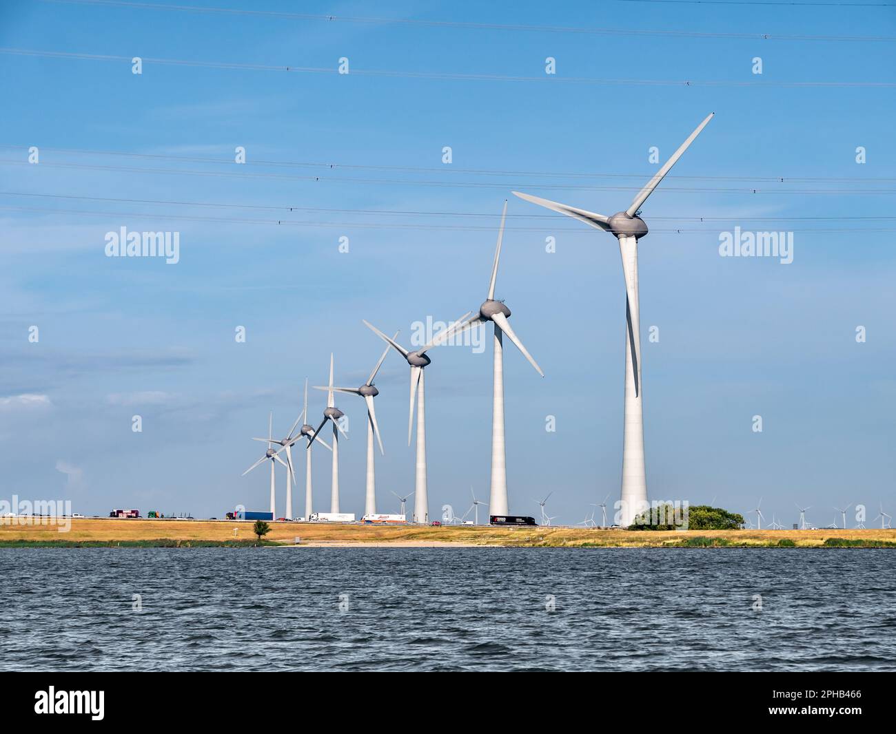 Acht Windturbinen im Windpark an der Küste von Ketelmeer, Flevoland, Niederlande Stockfoto