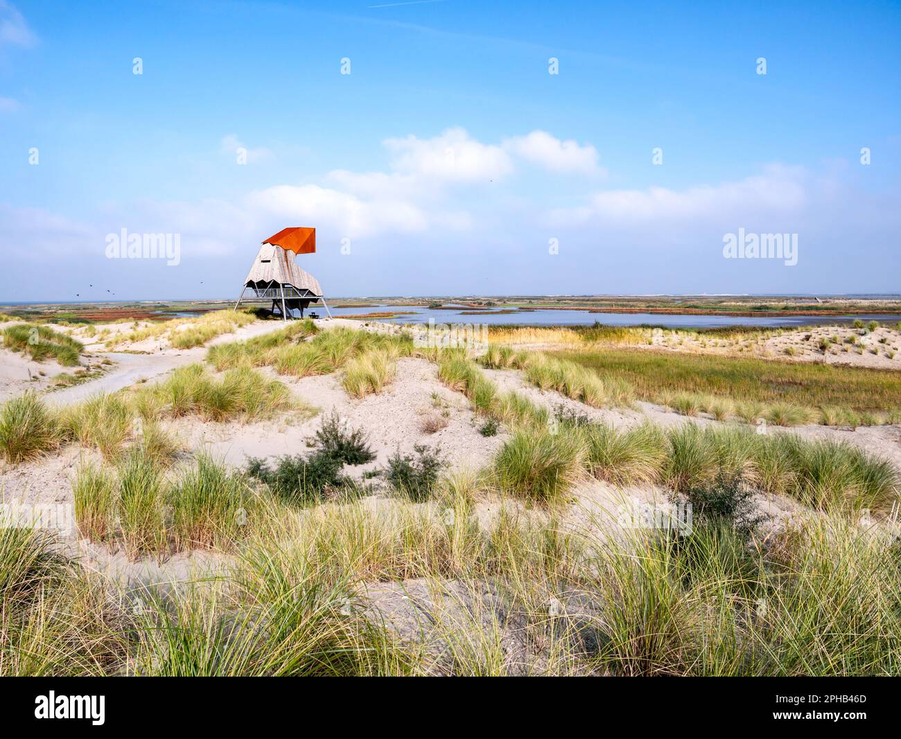 Beobachten Sie den Turm in Sanddünen und Sumpfland auf der Insel Marker Wadden in Markermeer, Niederlande Stockfoto