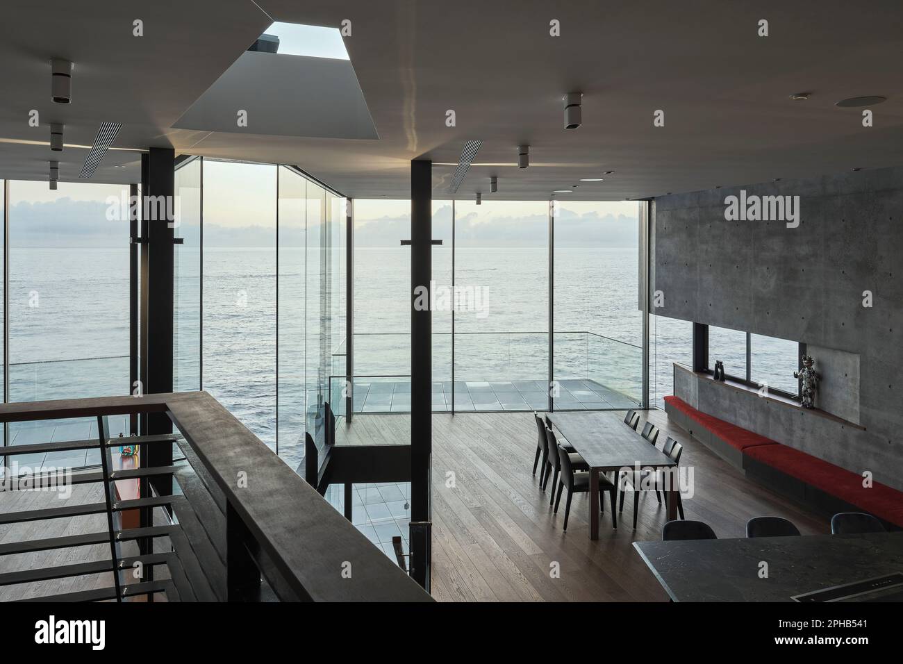 Blick auf Küche und Essbereich von der Treppe. Ravine House, South Coogee, Australien. Architekt: Rolf Ockert Architect, 2023. Stockfoto