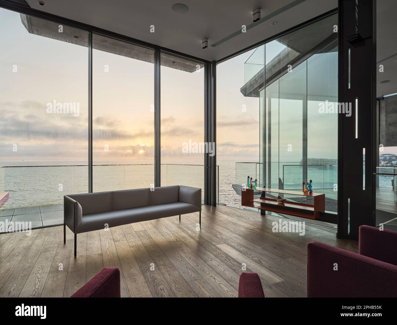 Blick vom formellen Lounge-Zimmer. Ravine House, South Coogee, Australien. Architekt: Rolf Ockert Architect, 2023. Stockfoto