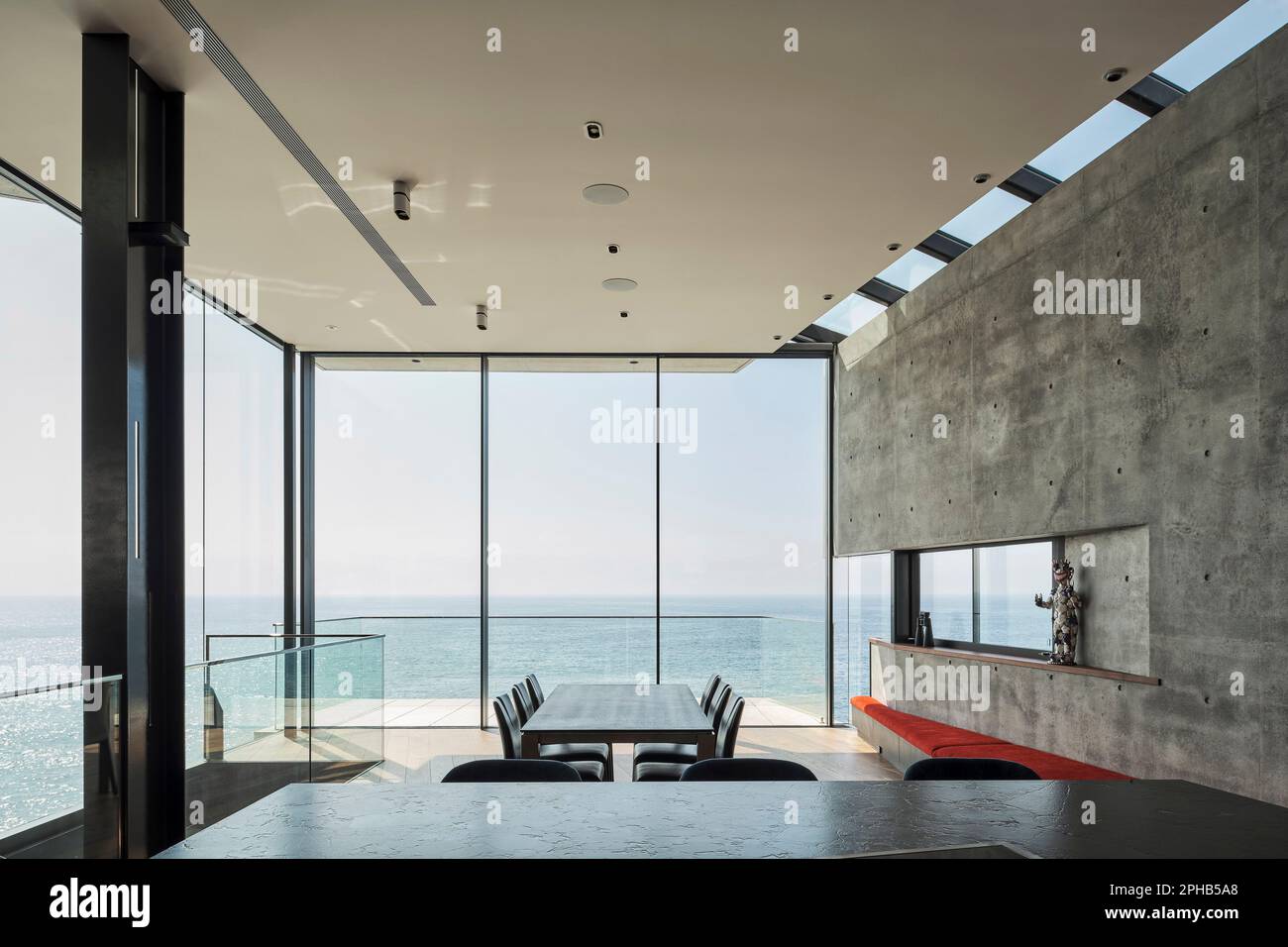 Mit Blick auf die Kücheninsel, Bank zum Essbereich. Ravine House, South Coogee, Australien. Architekt: Rolf Ockert Architect, 2023. Stockfoto
