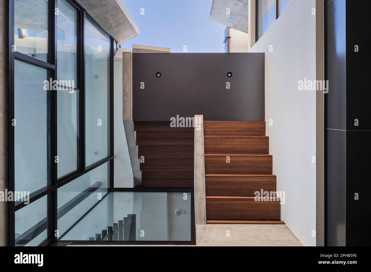 Blick von der Außenterrasse zum Treppenhaus. Ravine House, South Coogee, Australien. Architekt: Rolf Ockert Architect, 2023. Stockfoto