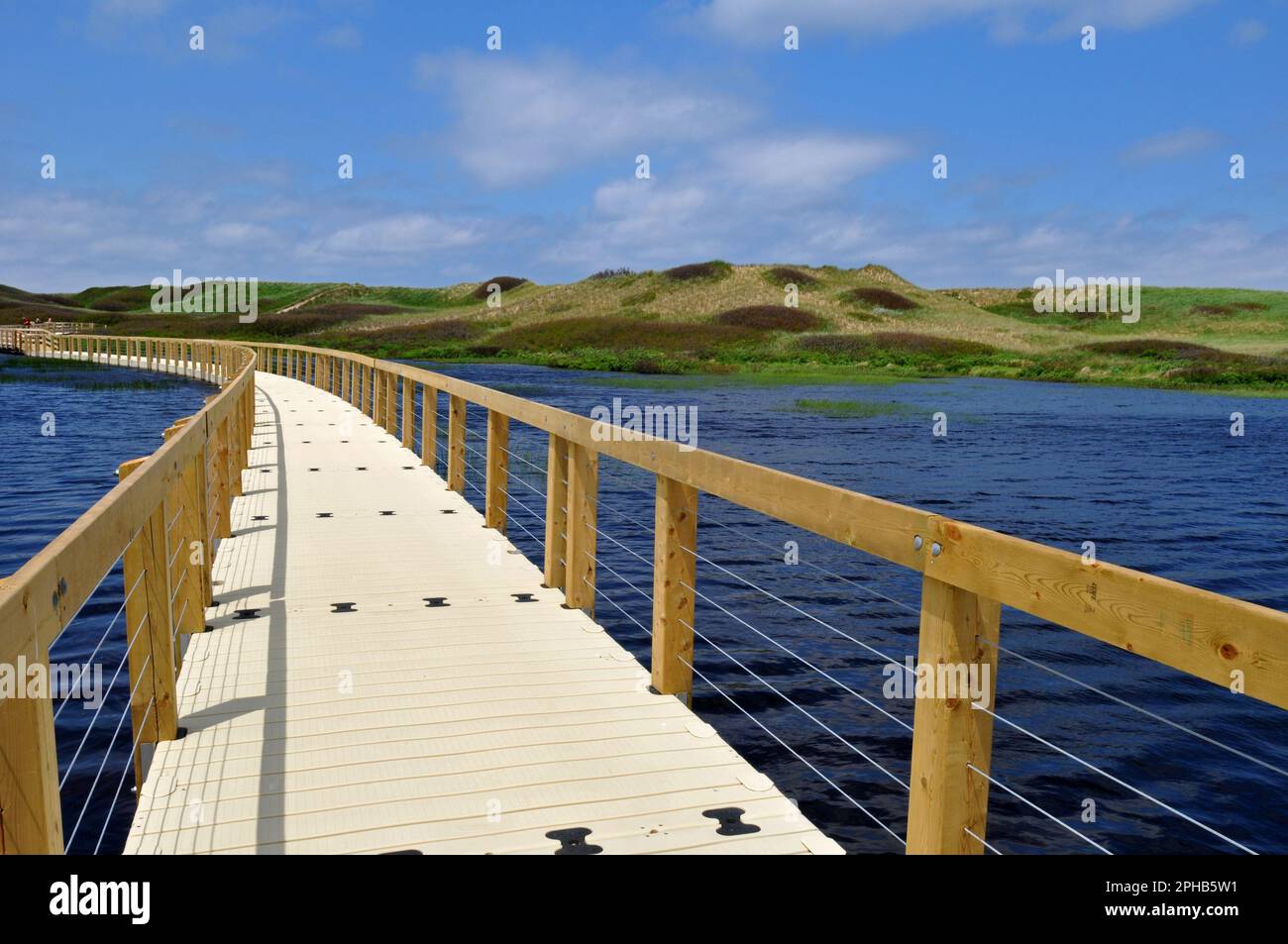 Eine schwimmende Promenade überquert Bowley Pond und führt zu Sanddünen im Greenwich-Teil des Prince Edward Island National Park in Kanada. Stockfoto