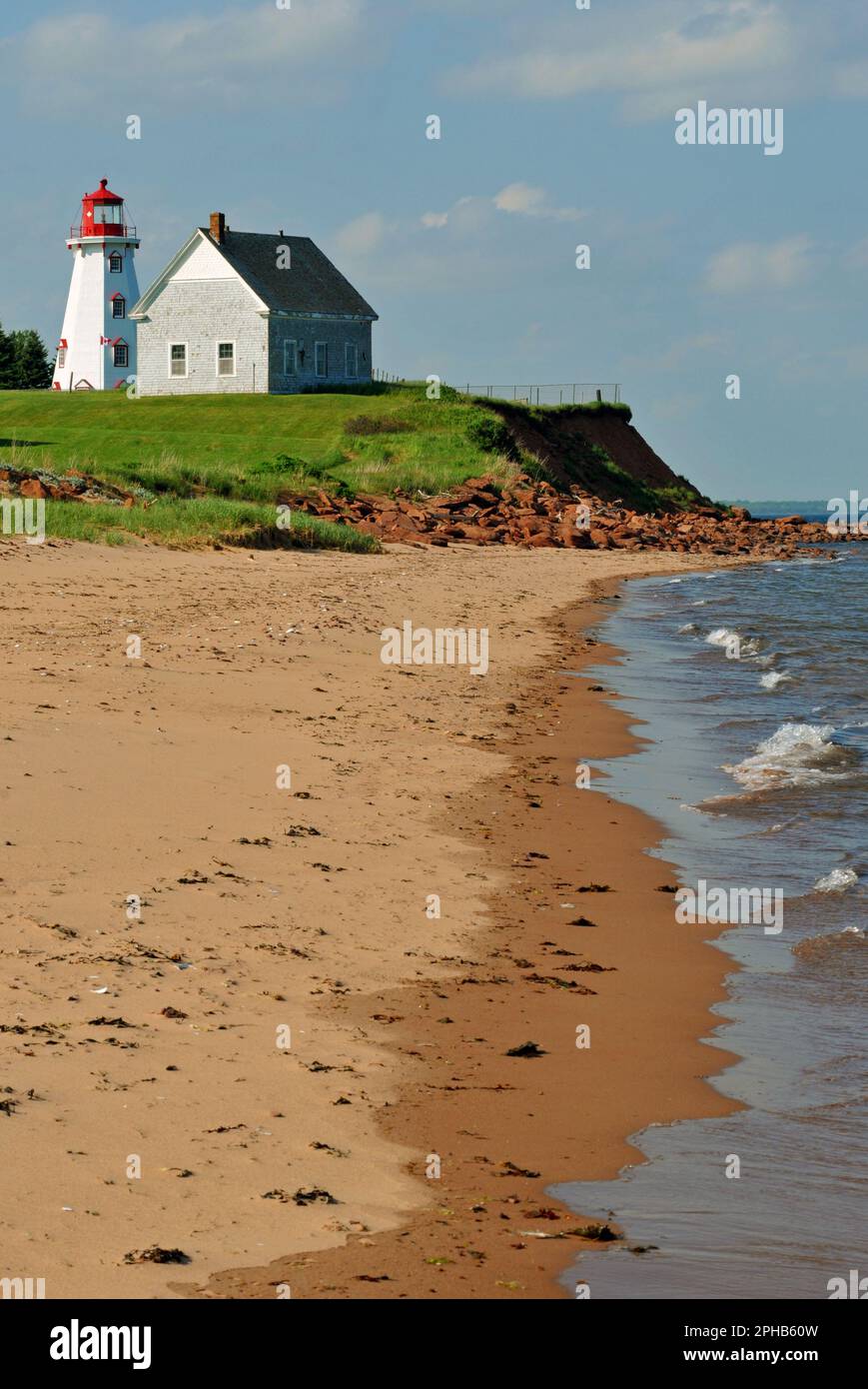 Der historische Panmure Head Lighthouse überblickt den Strand und die Küste der Northumberland Strait auf Panmure Island im Osten von Prince Edward Island. Stockfoto