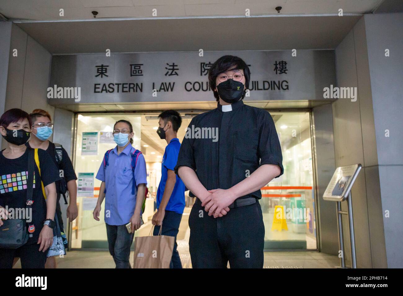 Alan Keung Ka-wai, Gründer des Online-Nachrichtensenders Free HK Media, steht nach einer Anhörung außerhalb des östlichen Gerichts im August 2022. 05AUG22 SCMP/Brian Wong Stockfoto