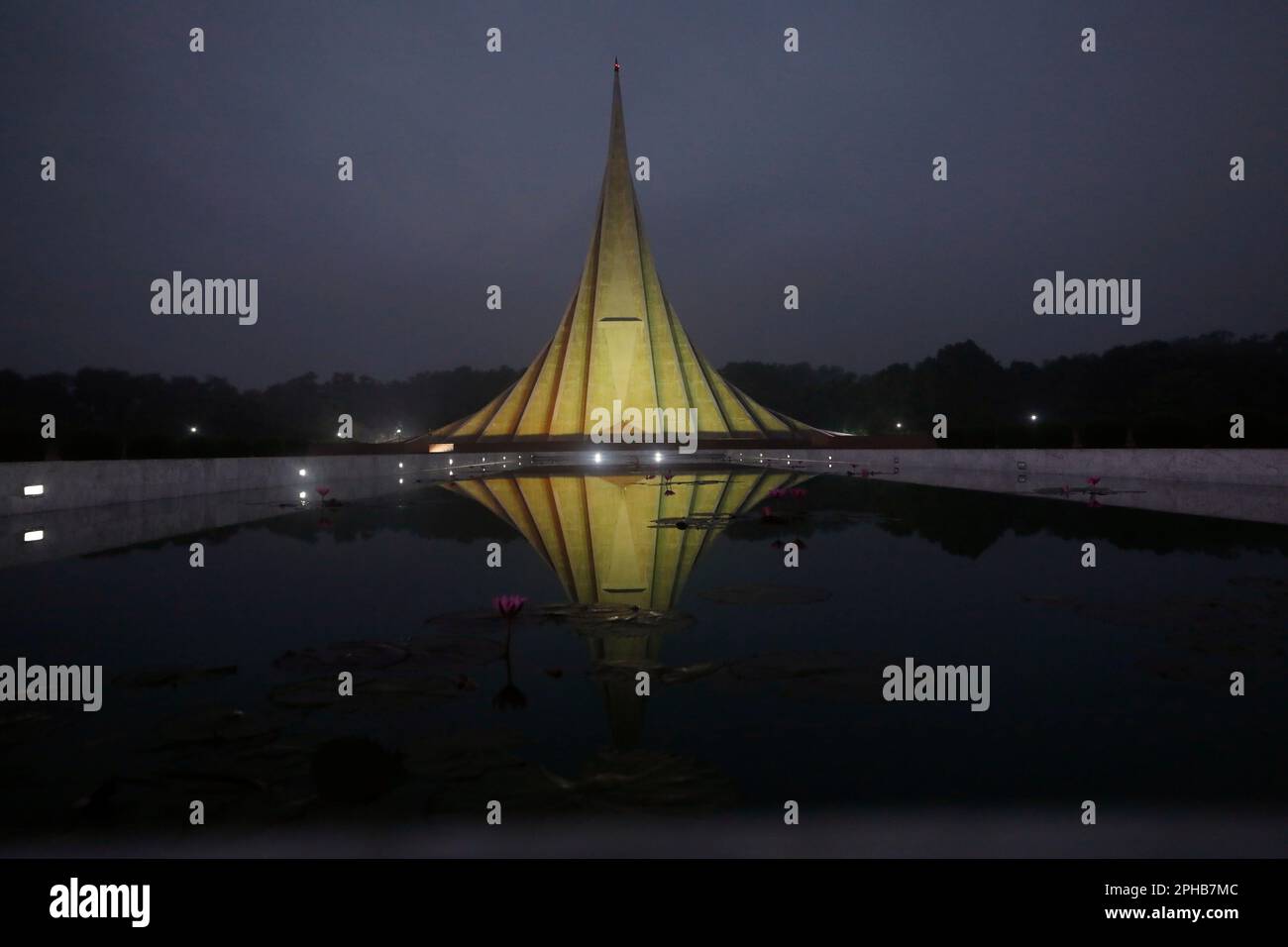 Dhaka, Bangladesch - 26. März 2023: Das Nationale Märtyrerdenkmal von Bangladesch wurde zu Ehren und Gedenken an diejenigen errichtet, die während des Krieges von Libera starben Stockfoto