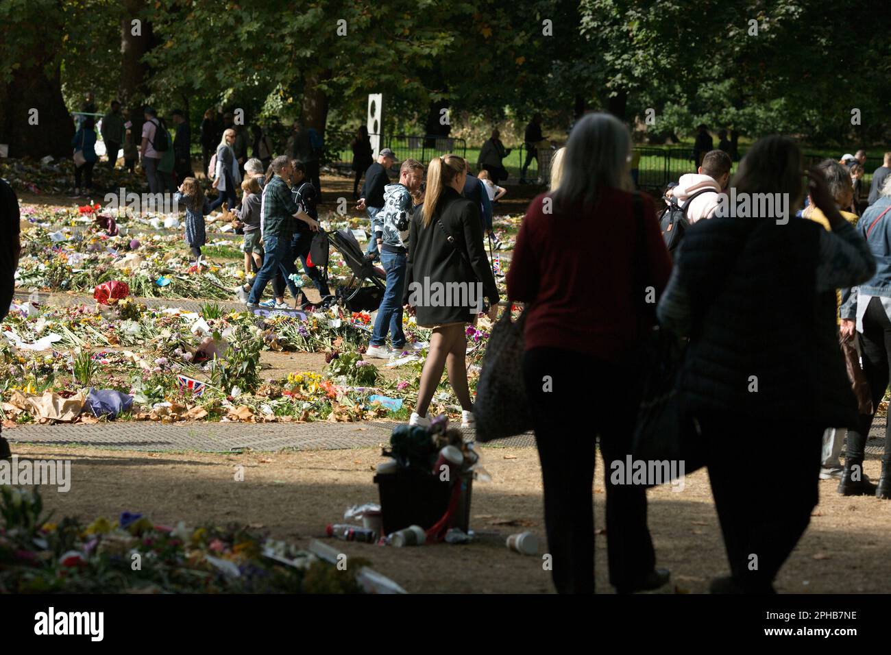 Am 1. Samstag nach der Beerdigung der verstorbenen Königin besuchen die Besucher den Green Park, wo Blumenwürfe hinterlassen werden, in der Nähe des Buckingham Palace in London. Stockfoto