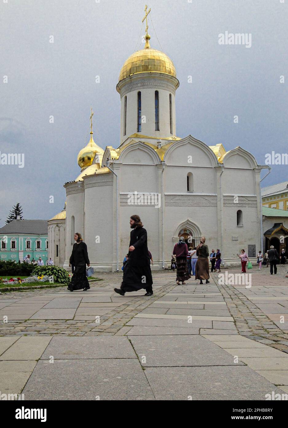 RUSSLAND-2009 : orthodoxe dreifaltigkeitskathedrale St. Sergius und unidentifizierte Menschen, Russland 2009 Stockfoto