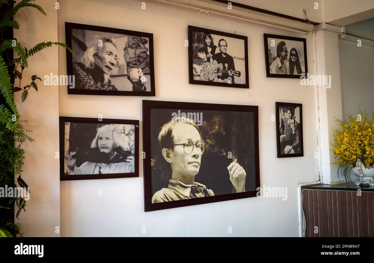 Fotos der berühmten vietnamesischen Songwriter und Komponisten Trinh Cong Son und Van Cao schmücken eine Mauer eines Cafés in Pleiku im zentralen Hochland Vietnams. Stockfoto