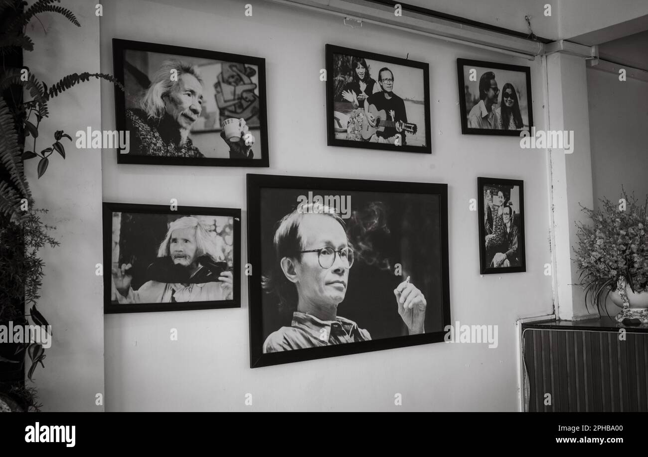 Fotos der berühmten vietnamesischen Songwriter und Komponisten Trinh Cong Son und Van Cao schmücken eine Mauer eines Cafés in Pleiku im zentralen Hochland Vietnams. Stockfoto
