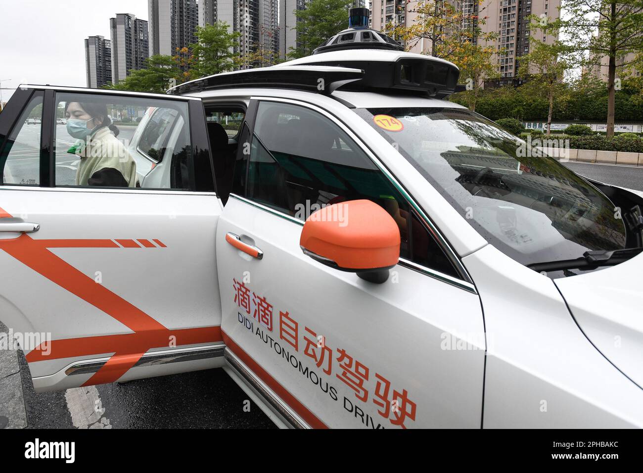 Guangzhou, Chinas Provinz Guangdong. 27. März 2023. Auf einem autonomen Didi-Fahrzeug im Bezirk Huadu in Guangzhou, südchinesische Provinz Guangdong, sind mehrere Sensoren installiert, 27. März 2023. Die erste Charge autonomer Fahrzeuge von Didi begann hier am Montag mit der kommerziellen Demonstration. Passagiere können Fahrzeuge im Didi Robotaxi Applet buchen, autonomen Fahrservice erleben und gemäß Kilometerstand und Nutzungsdauer bezahlen. Kredit: Liu Dawei/Xinhua/Alamy Live News Stockfoto