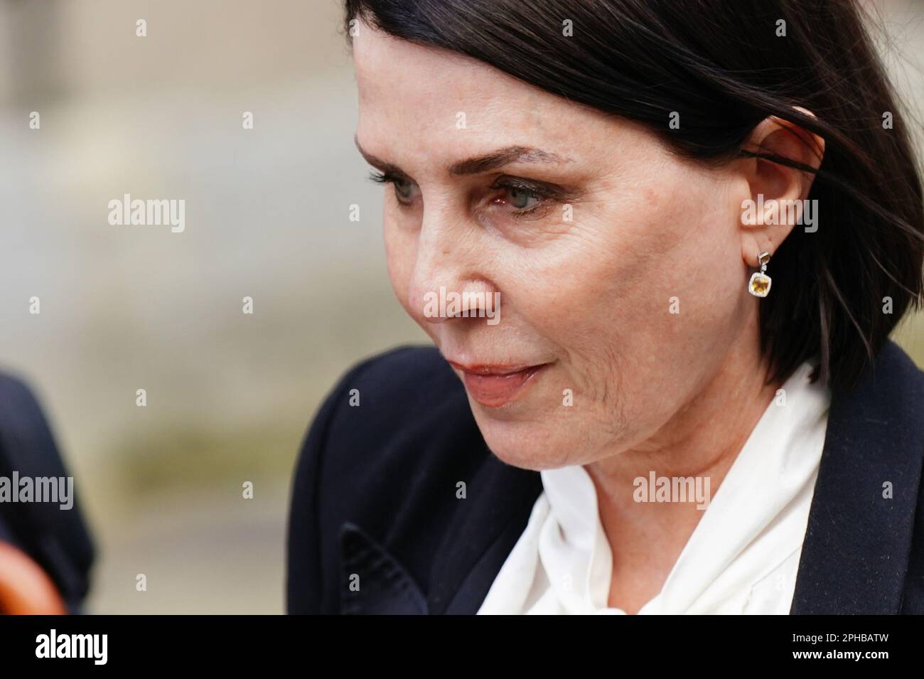 Sadie Frost verlässt die königlichen Gerichte im Zentrum von London, nachdem eine Anhörung wegen Vorwürfen wegen rechtswidriger Informationsbeschaffung gegen Associated Newspapers Limited (ANL) von sieben Personen - dem Herzog von Sussex, Baroness Doreen Lawrence, Sir Elton John, David Furnish, Liz Hurley, Sadie Frost und Sir Simon Hughes. Foto: Montag, 27. März 2023. Stockfoto