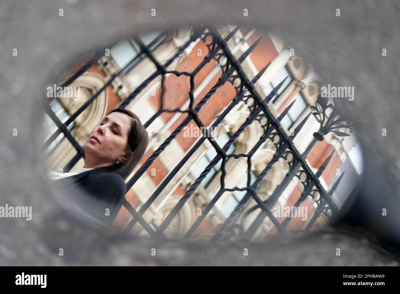 Sadie Frost spiegelt sich in einem Motorradspiegel wider, als sie die königlichen Gerichte im Zentrum von London verlässt, nachdem sie eine Anhörung wegen Vorwürfen wegen rechtswidriger Informationsbeschaffung gegen Associated Newspapers Limited (ANL) durch sieben Personen - Herzog von Sussex, Baroness Doreen Lawrence, Sir Elton John, David Furnish, Liz Hurley, Sadie Frost und Sir Simon Hughes. Foto: Montag, 27. März 2023. Stockfoto