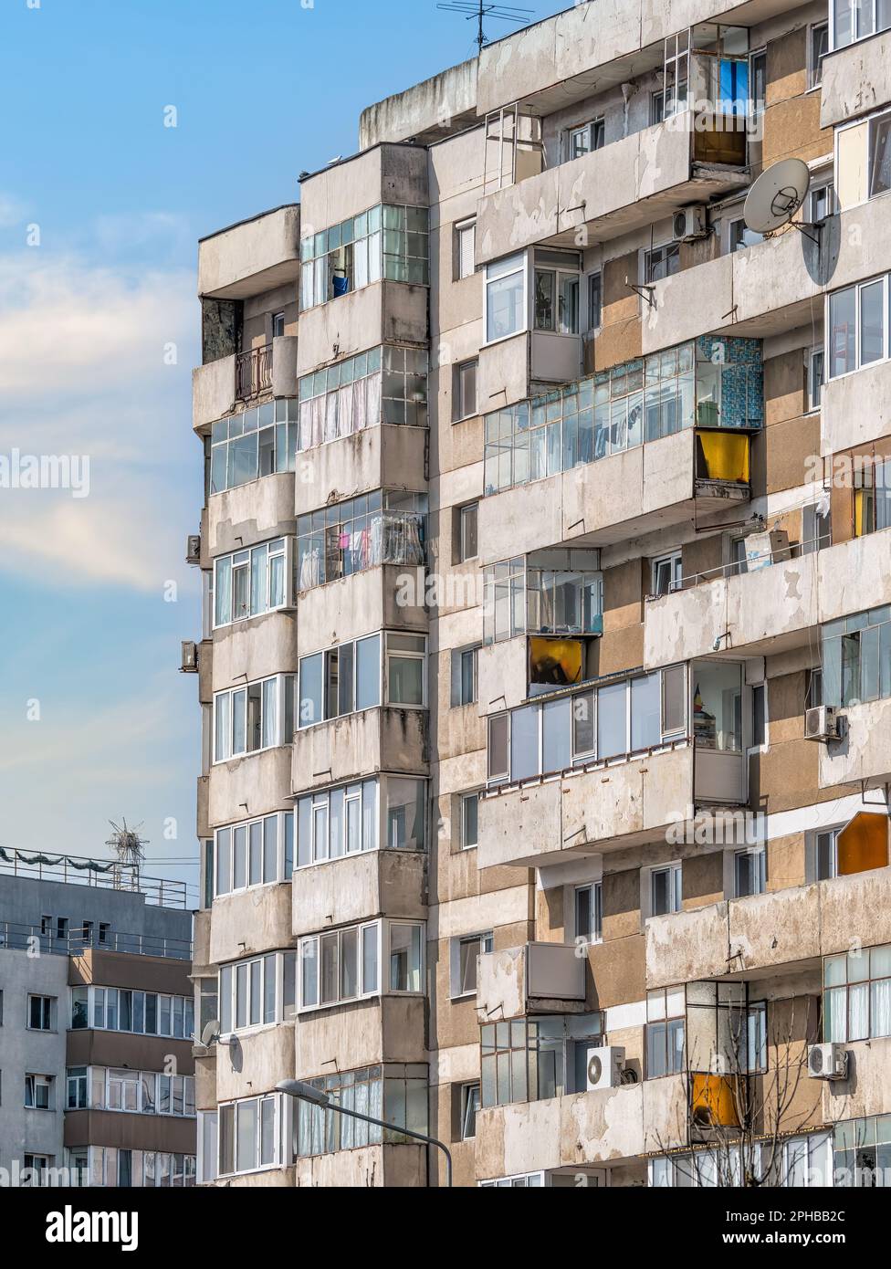 Abgenutztes Wohnhaus aus der kommunistischen Ära gegen blauen Himmel in Bukarest Rumänien. Hässliches traditionelles kommunistisches Wohnensemble Stockfoto