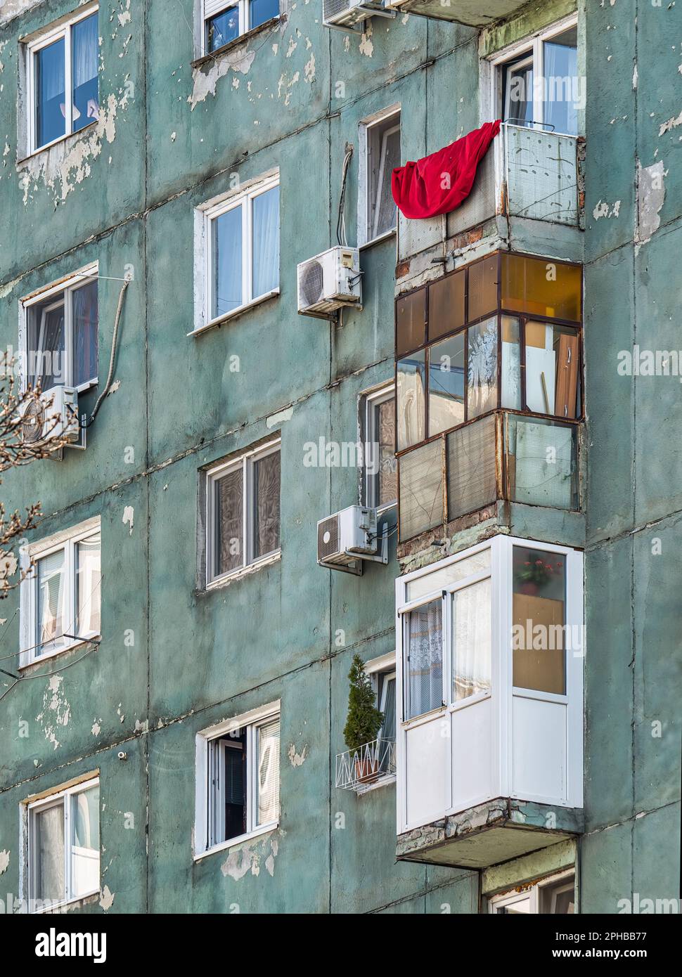 Abgenutztes Wohnhaus aus der kommunistischen Ära gegen blauen Himmel in Bukarest Rumänien. Hässliches traditionelles kommunistisches Wohnensemble Stockfoto