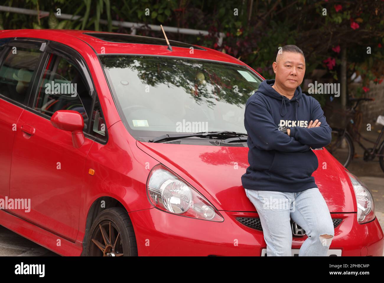 Winnson Wu mit seinem Auto in Tai wo. 14MAR23 SCMP / Mai Tse Stockfoto