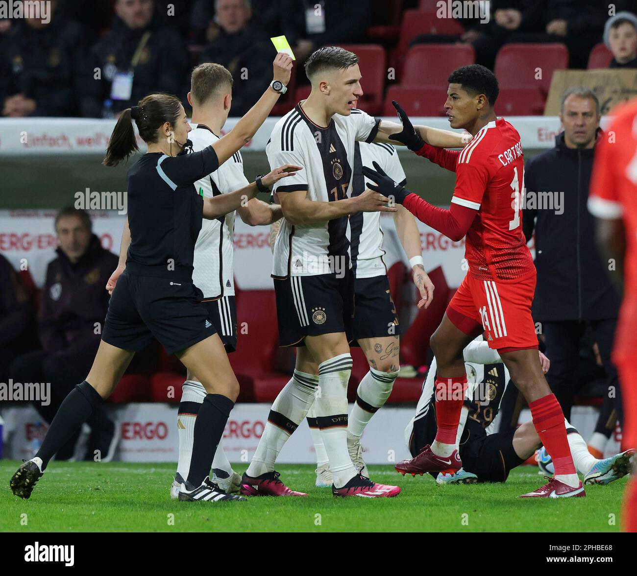 Mainz, Deutschland. 25. März 2023. firo : 25.03.2023, Fußball, DFB-Nationalmannschaft, Männer-Landspiel, Mode, GER, Deutschland - Peru 2:0 Refereein Maria Sole CAPUTI, zeigt CARTAGENA, Peru die gelbe Karte, in der Nico SCHLOTTERBECK/dpa/Alamy Live News Stockfoto