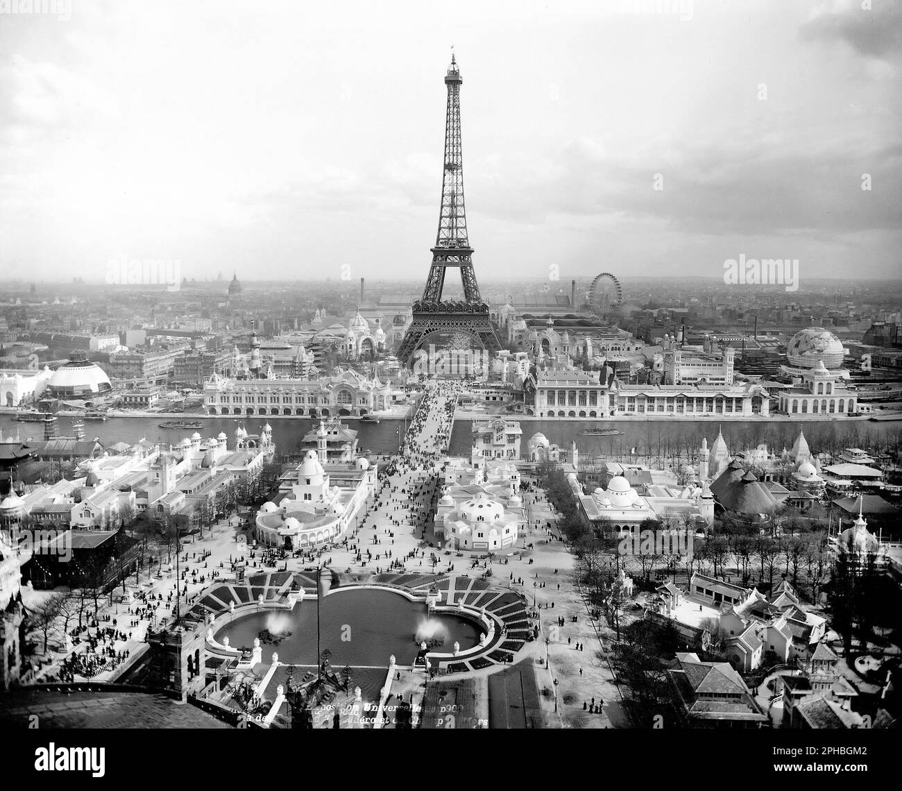 Eiffelturm, Trocadero und Champs de Mars, Exposition Universelle 1900, Paris, Frankreich. Der Eiffelturm diente 1889 als Eingang zur Expositionsuniversität. Stockfoto