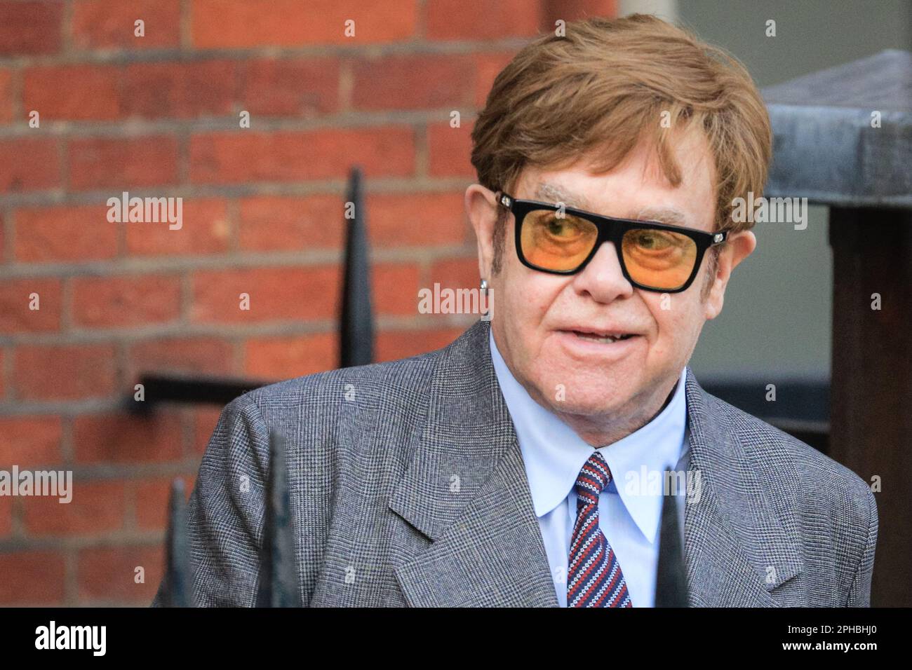 London, Großbritannien. 27. März 2023. Sir Elton John verlässt die königlichen Gerichte im Zentrum von London nach dem ersten Tag des Telefonabhörens und des Datenschutzverfahrens gegen Associated Newspapers (Eigentümer der Daily Mail). Er ist einer von mehreren Antragstellern in dem Fall. Kredit: Imageplotter/Alamy Live News Stockfoto