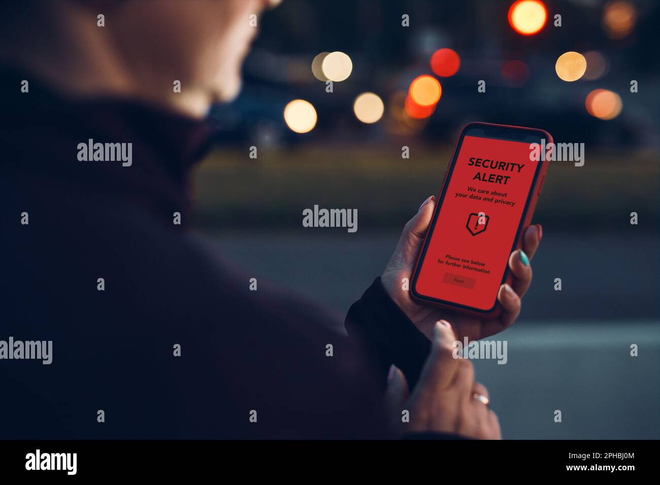 Sicherheitswarnung auf dem Smartphone-Bildschirm. Antivirus-Warnung. Benachrichtigung über privates Datenschutzsystem. Wichtiges Sicherheitsproblem. Konzept der Cyberkriminalität, Stockfoto