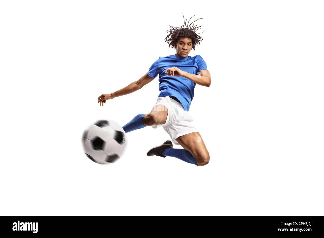 Ein afroamerikanischer Fußballspieler springt und tritt einen Ball isoliert auf weißem Hintergrund Stockfoto