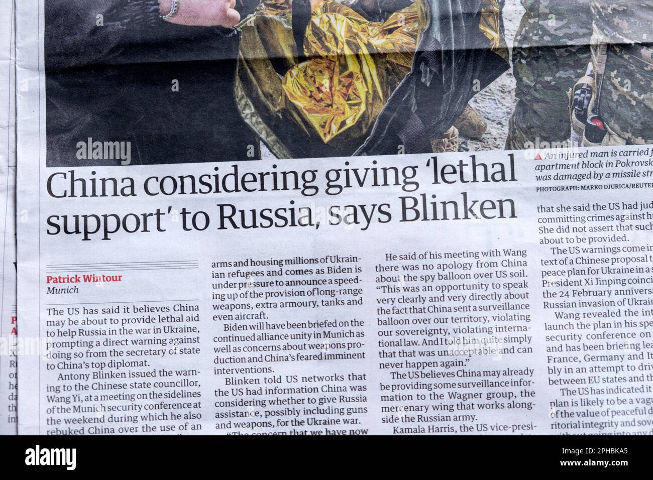 „China erwägt, Russland „tödliche Unterstützung“ zu gewähren, sagt Blinken“ die Schlagzeile der Zeitung Guardian Ukraine war Artikel 20. Februar 2023 London UK Stockfoto