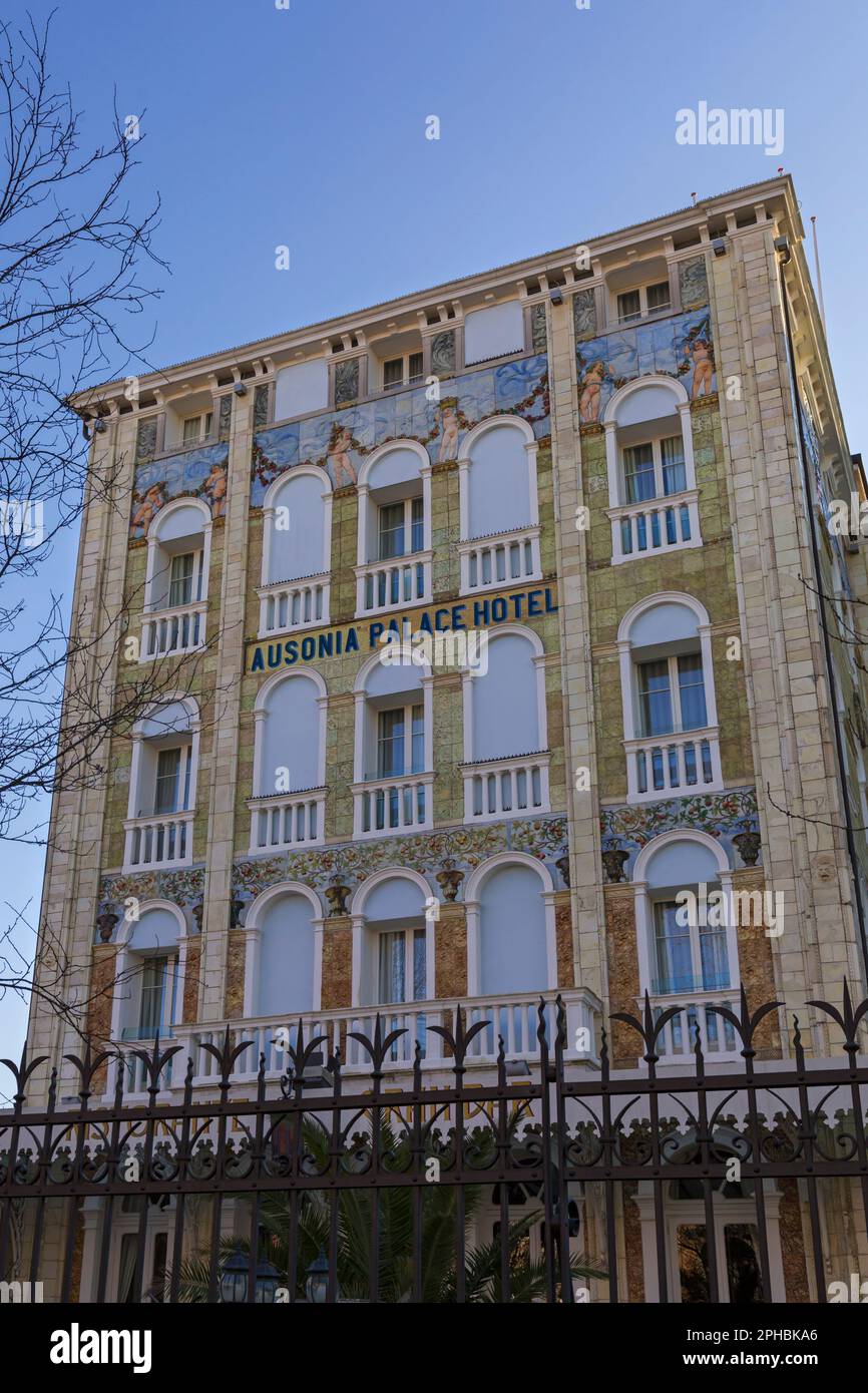 Die kunstvolle Fassade des Grande Albergo Ausonia & Hungaria Hotels, Ausonia Hungaria Palace Hotel am Lido von Venedig im Februar in Venedig, Italien Stockfoto