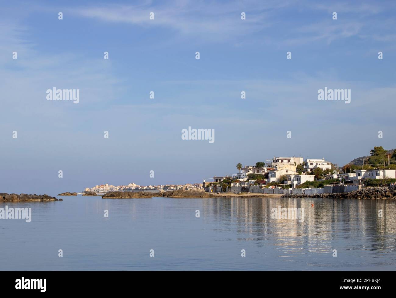 Landschaft von Cirella in der Zentralregion Kalabrien. Fantastische Outdoor-Szene Italiens. Das Konzept „Schönheit der Natur“ im Hintergrund. Stockfoto