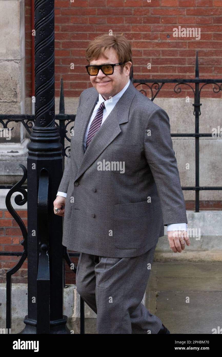 London, Großbritannien. 27. März 2023. 27. März 2023, London, verlässt Sir Elton John die Royal Courts of Justice, das britische High Court in London, nach einer Anhörung wegen Vorwürfen wegen rechtswidriger Informationssammlung gegen den Verleger Associated Newspaper Limited (ANL). Sir Elton John verklagt ANL zusammen mit Prinz Harry, David Furnish, Liz Hurley, Sadie Frost, dem ehemaligen liberaldemokratischen Parlamentsabgeordneten Sir Simon Hughes und Baroness Doreen Lawerence. Kredit: Lucy North/Alamy Live News Stockfoto