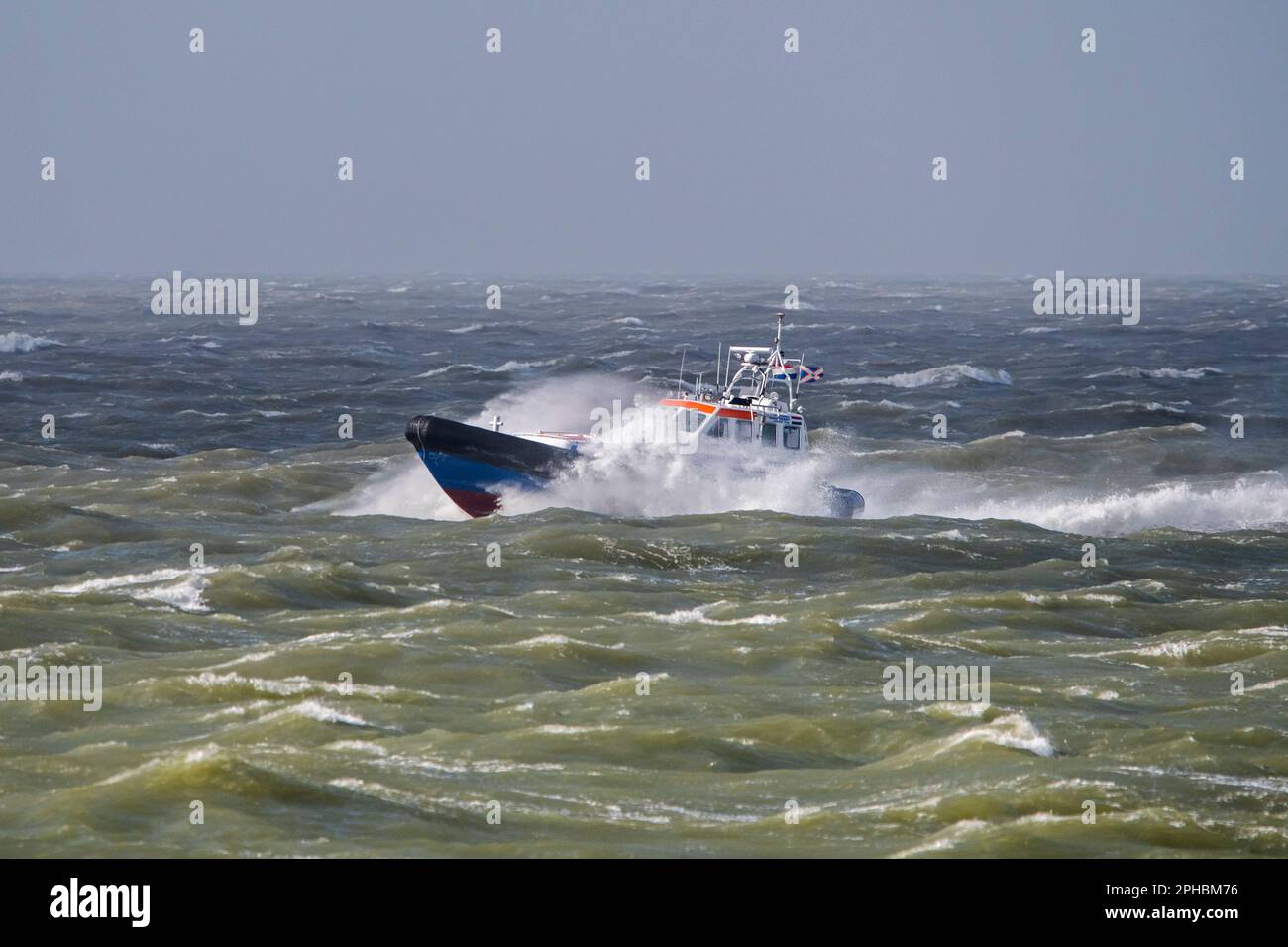 Rettungsboot KNRM Jan van Engelenburg aus Hansweert patrouilliert bei Sturmwetter im Winter entlang der Nordseeküste von Zeeland, Niederlande Stockfoto