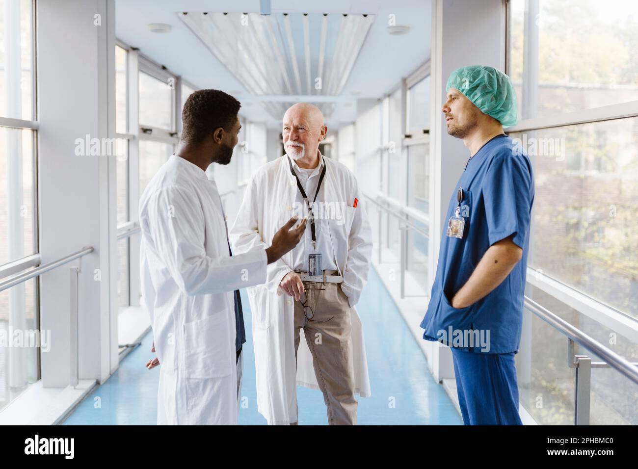 Arzte und Arzte, die im Spital im Flur diskutieren Stockfoto